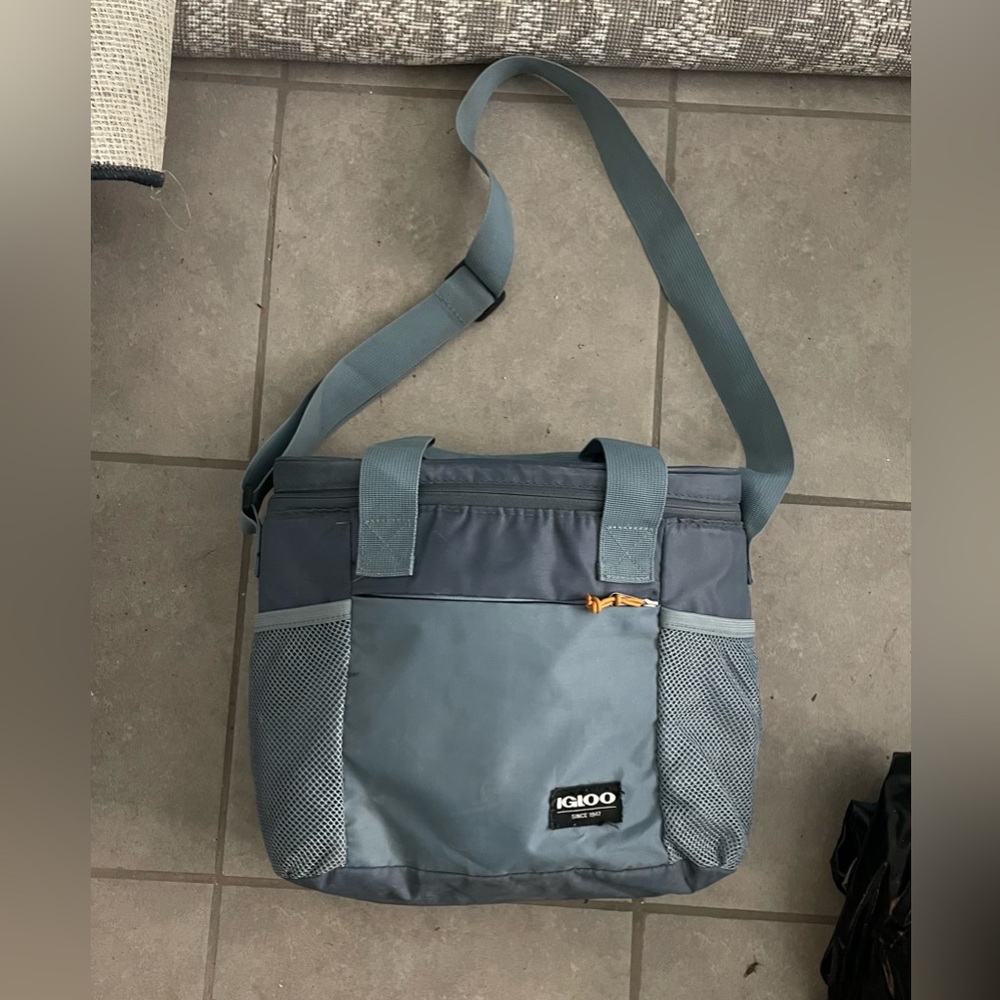 Igloo Soft Cooler Crossbody Bag in Slate Blue